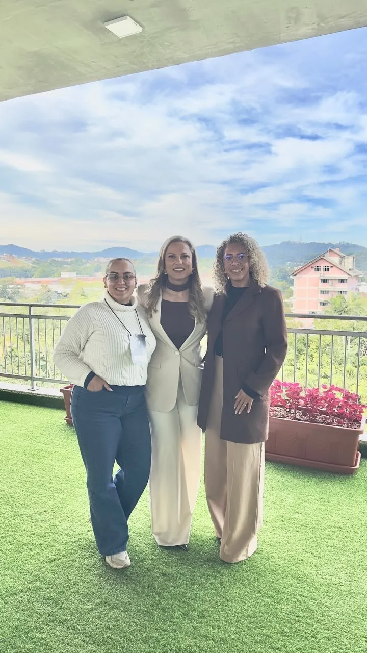 Sulana com duas participantes em um encontro profissional