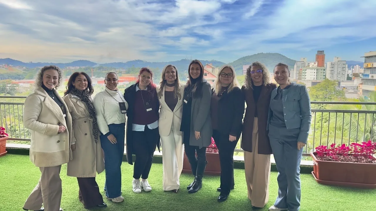 Sulana com um grupo de profissionais após uma experiência de desenvolvimento