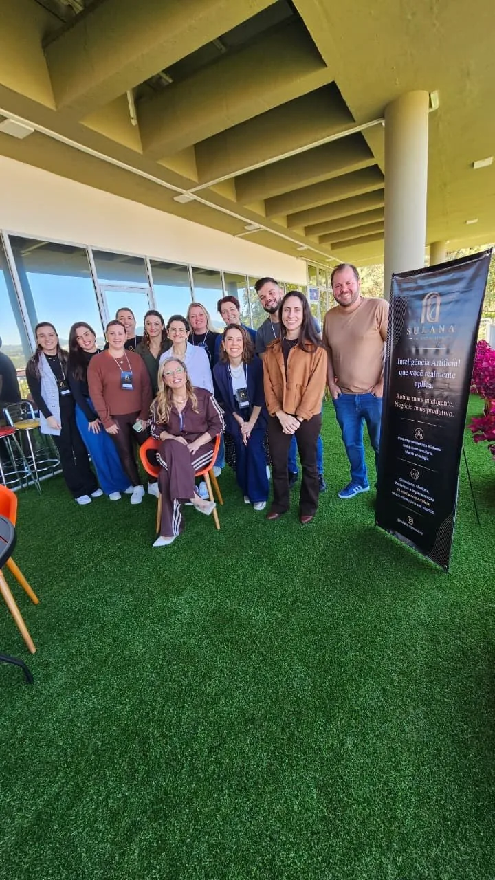 Sulana com participantes de uma edição do Lab IA Produtiva ao lado da marca