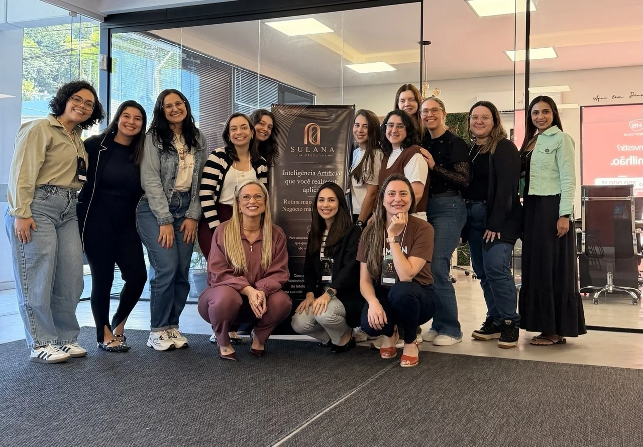 Sulana com participantes reunidas durante uma experiência profissional