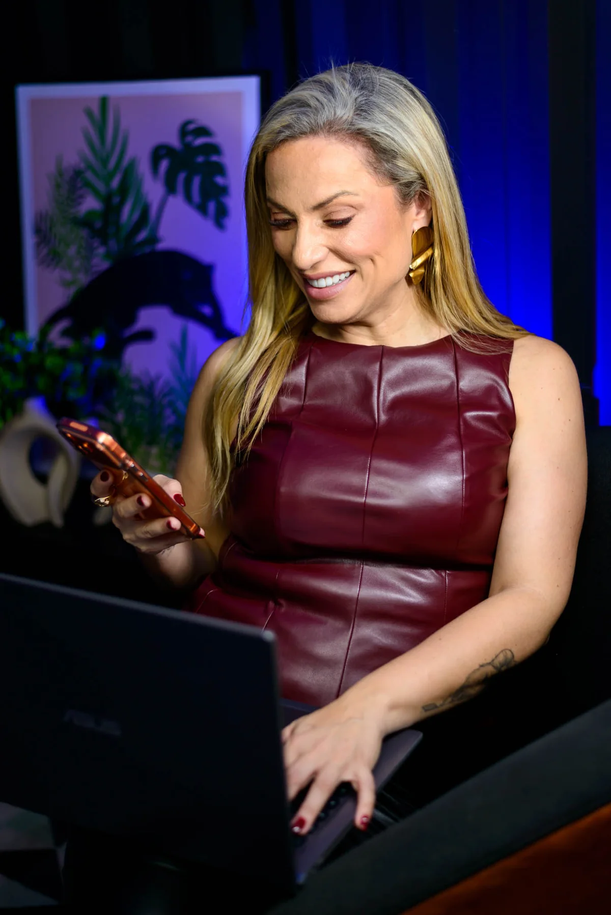 Sulana utilizando tecnologia durante uma atividade profissional